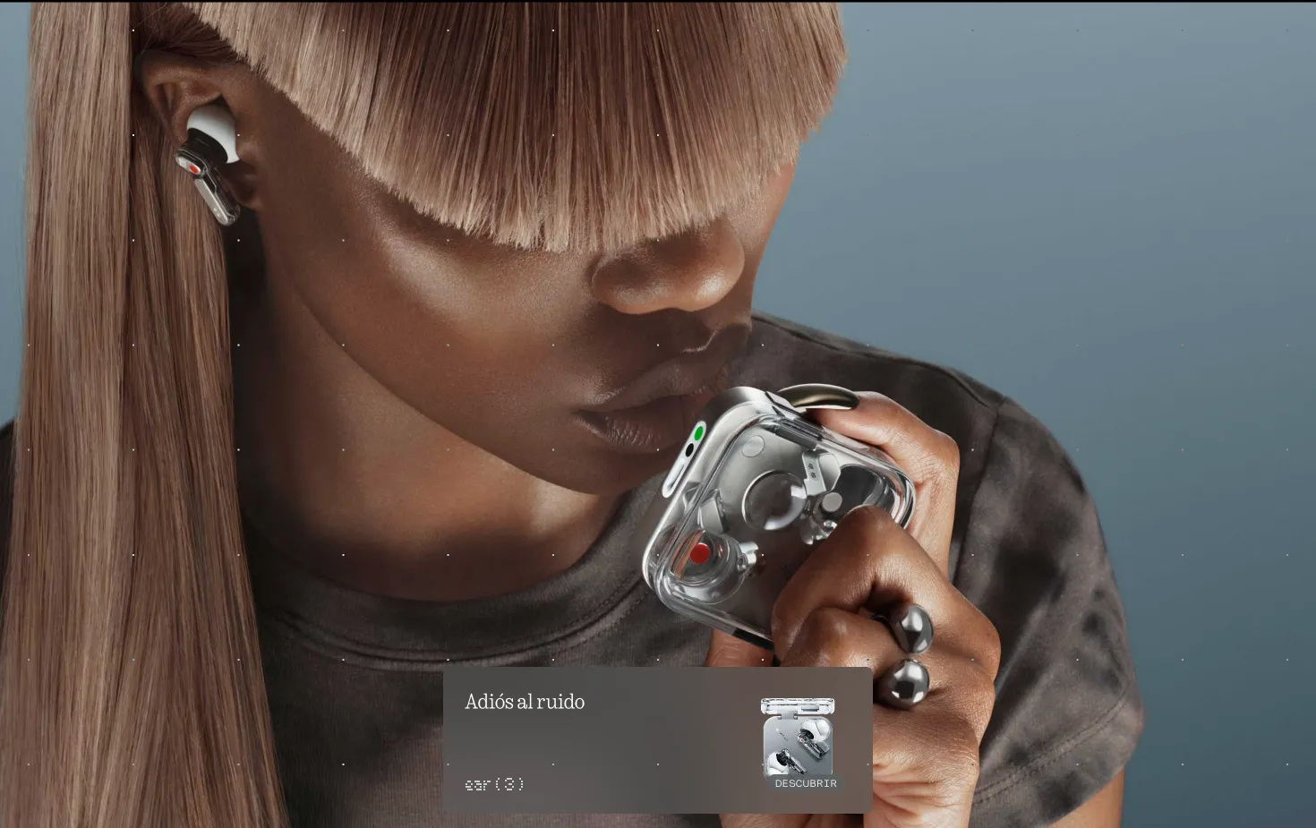 Campaña de Nothing: una mujer con flequillo que se acerca a la cara unos auriculares transparentes, junto al lema «Adiós al ruido».
