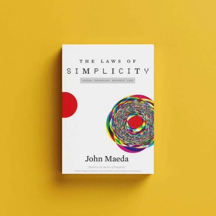 El libro The Laws of Simplicity, de John Maeda, sobre un fondo amarillo.