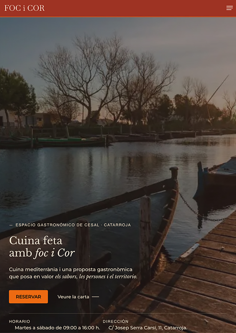 Portada en móvil sobre una fotografía del embarcadero de la Albufera al atardecer, con el claim «Cuina feta amb foc i Cor», el botón de reserva, el enlace a la carta y, abajo, el horario y la dirección.