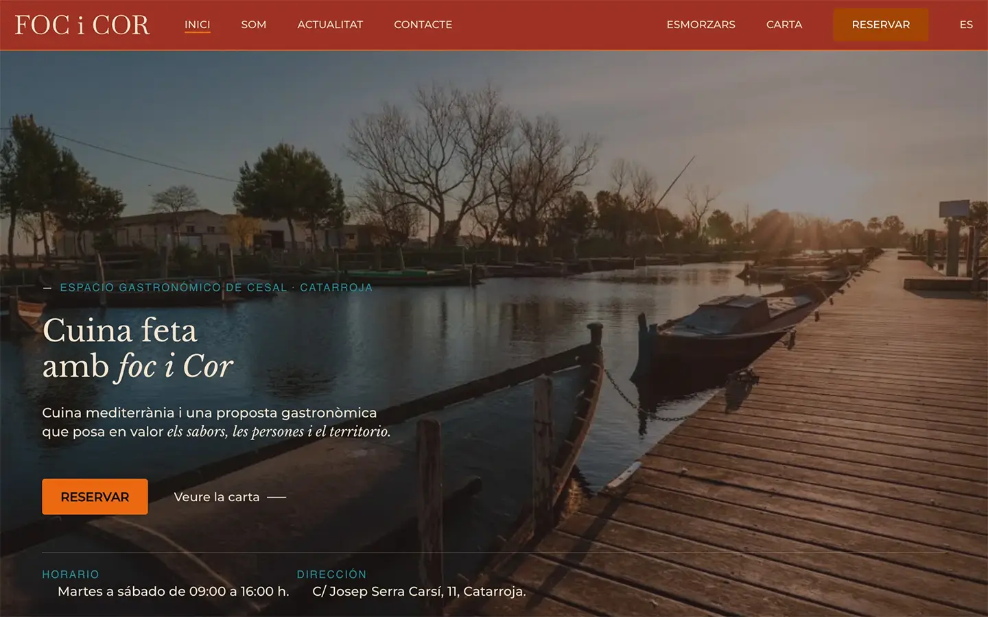 La portada de focicor.es: una fotografía del embarcadero de la Albufera al atardecer con el lema «Cuina feta amb foc i Cor», el botón de reserva y, abajo, el horario y la dirección.